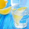 7 priežastys, kodėl rytą reikia pradėti nuo stiklinės šilto vandens su citrina