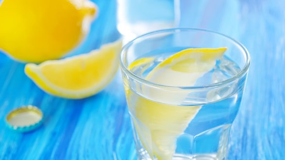 Vandens nauda sveikatai: geriau su citrina ar grynas?