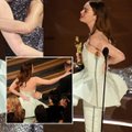 Emma Stone „Oskaruose“ patyrė stiliaus nesėkmę: nežiūrėkite į mano suknelės nugarą