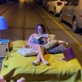 Gatvėje pastačiusi lovą aktyvistė surengė protestą prieš smurtą artimoje aplinkoje