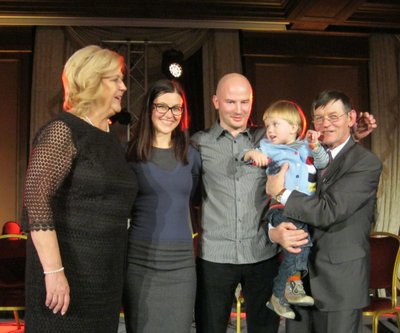 Garbės donoras Rimantas Varanavičius su šeima ir ministre R. Šalaševičiūte Neatlygintinų donorų pagerbimo šventėje
