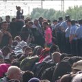 Tūkstančiai migrantų mėgina įsėsti į traukinius prie Kroatijos sienos