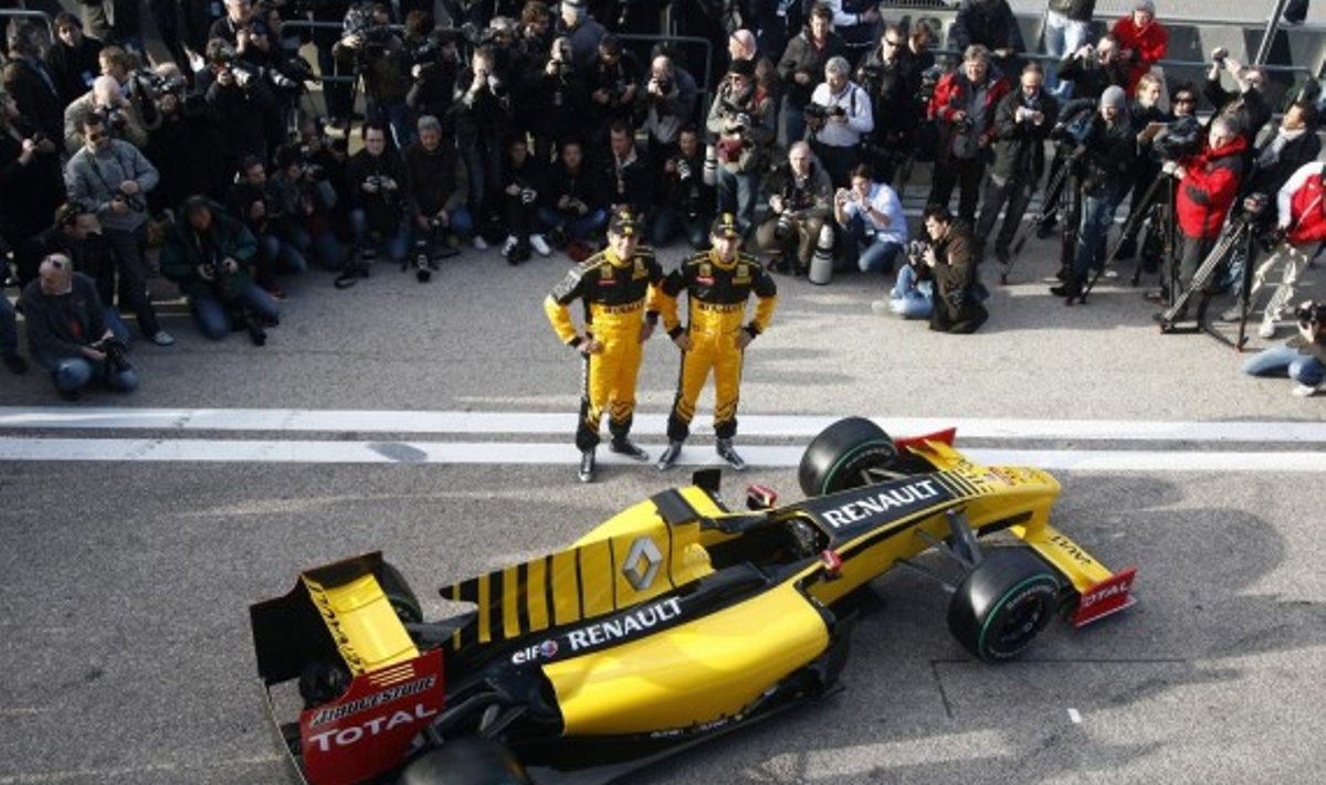 "Renault" bolidas ir pilotai R.Kubica bei V.Petrovas