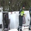 Šiaulių rajone mikroautobusas nuslydo nuo kelio, sužaloti penki žmonės