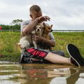 Teksaso valstiją užliejo potvynis – nufilmuota, kaip iš vandens nasrų gelbsti ne tik žmones, bet ir gyvūnus