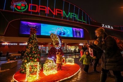 Торгово-развлекательный центр Dana Mall в предновогодние дни привлекает детей множеством развлечений, а взрослых - возможностью совершить необходимые покупки к Новому году и Рождеству