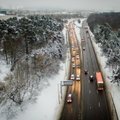 Kertinės vairuotojų klaidos žiemą, dėl kurių jie prisidaro sau vargo