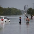 Trumpas paaukos 1 mln. dolerių nukentėjusiesiems nuo potvynių, aukų skaičius išaugo