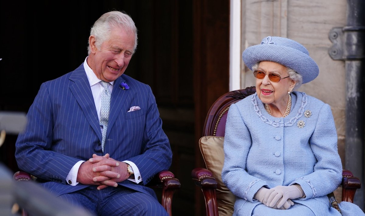  Karalienė Elžbieta II ir karalius Charlesas III 