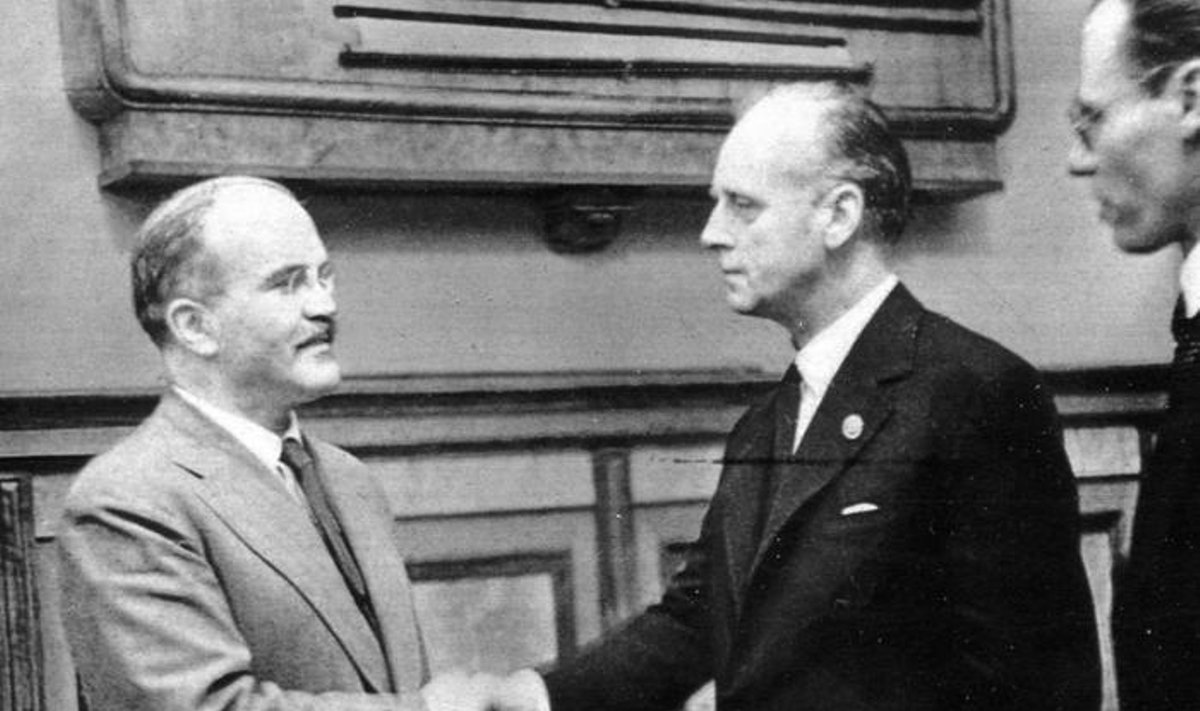 V. Molotovo ir J. von Ribbentropo rankos paspaudimas pasirašius SSRS ir Vokietijos nepuolimo paktą