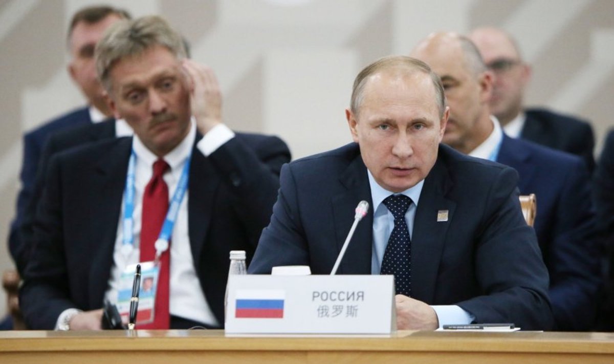 Dmitrijus Peskovas (dešinėje) ir Vladimiras Putinas