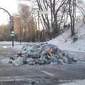 Работники Kauno švara высыпали мусор на дорогу, спасаясь от пожара