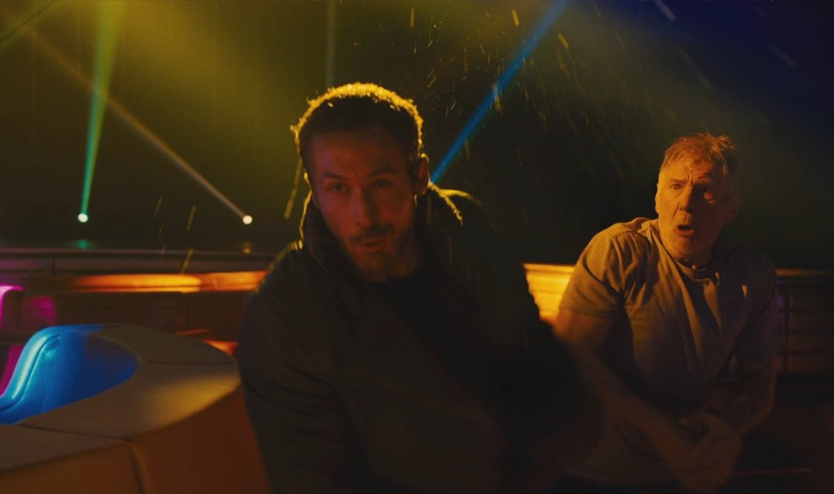 Ryanas Goslingas ir Harrisonas Fordas filme "Bėgantis skustuvo ašmenimis 2049"