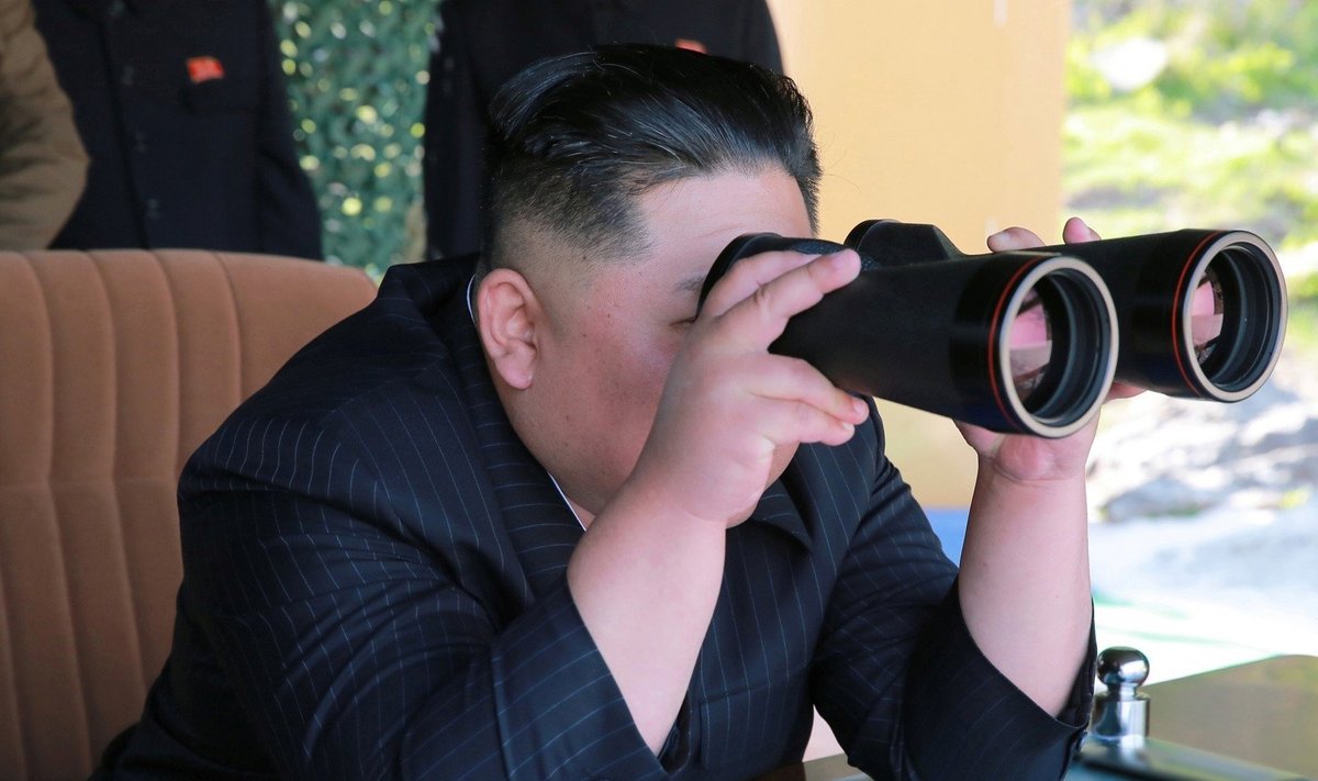 Kim Jong Unas stebi karines pratybas
