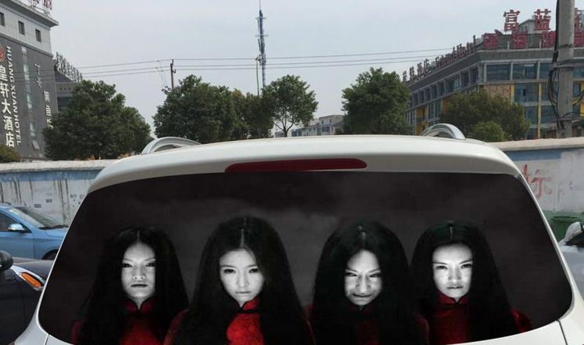 Ilgomis šviesomis žibinantys vairuotojai Kinijoje gąsdinami vaiduokliais