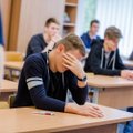 Lietuvių kalbos egzaminas nušlavė abiturientų viltis: anglų kalba tapo lengvesnė nei gimtoji