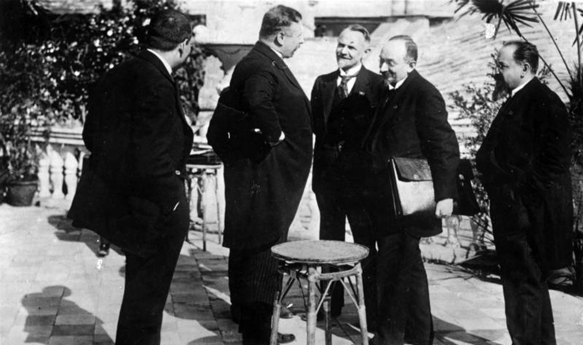 1922 m. Rapalo sutarties tarp Vokietijos ir SSRS pasirašymo dalyviai sveikina vieni kitus