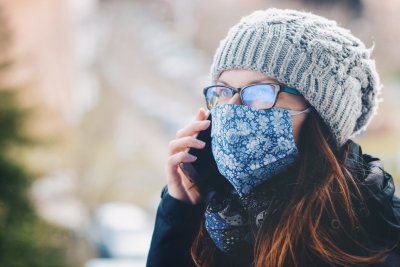 Išmanusis telefonas ir veido kaukė