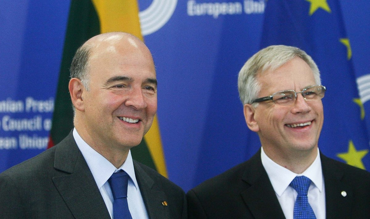 EU Commissioner Pierre Moscovici and Lithuanian Finance Minister Rimantas Šadžius
