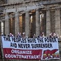 Graikų protestuotojai išskleidė didžiulį transparantą Akropolyje