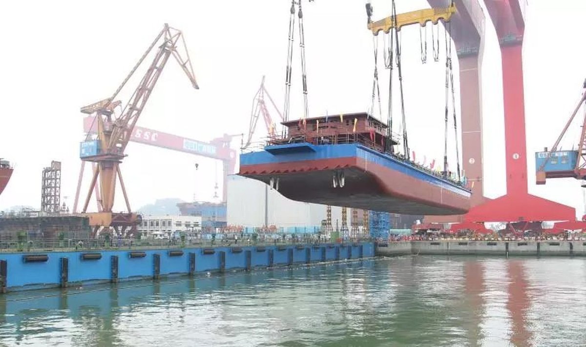 Elektrinis Kinijos krovininis laivas