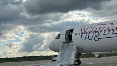 „Wizz Air“ paaiškino, kaip kilo vėlavusio skrydžio incidentas: buvo bandoma išlaipinti keleivį