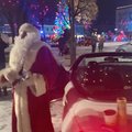 Kauniečius stebino su „BMW“ atriedėjęs ir dovanėles dalinęs Kalėdų senelis