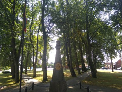 Obeliskas pagrindinėje miestelio aikštėje 