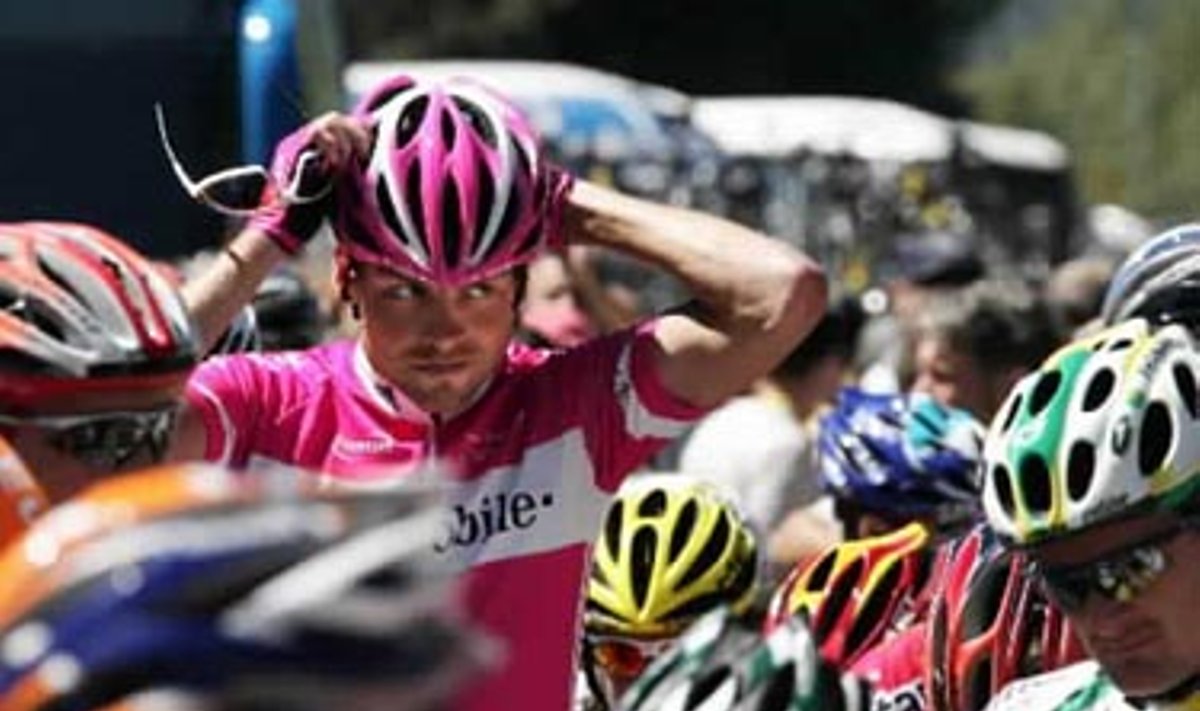 "T-Mobile" komandos dviratininkas, vokietis Janas Ullrichas taisosi šalmą prieš Tour de France lenktynių startą. 
