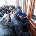 Šiaulių banko skyriai pradėjo grąžinti pinigus, nusidriekė eilės