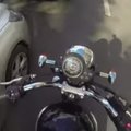 Verčia susimąstyti: drastiškai gatvės paršus auklėjanti mergina ant motociklo
