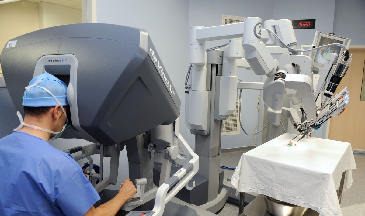 Prancūzijos Vėžio tyrimų instituto chirurgas valdo robotą-chirurgą
