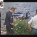 Neblaivi vairuotoja spėjo iššokti iš BMW, o mašina nuskendo ežereI