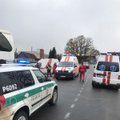 Rokiškio rajone autobusas atsitrenkė į medį, vairuotojas išvežtas į ligoninę