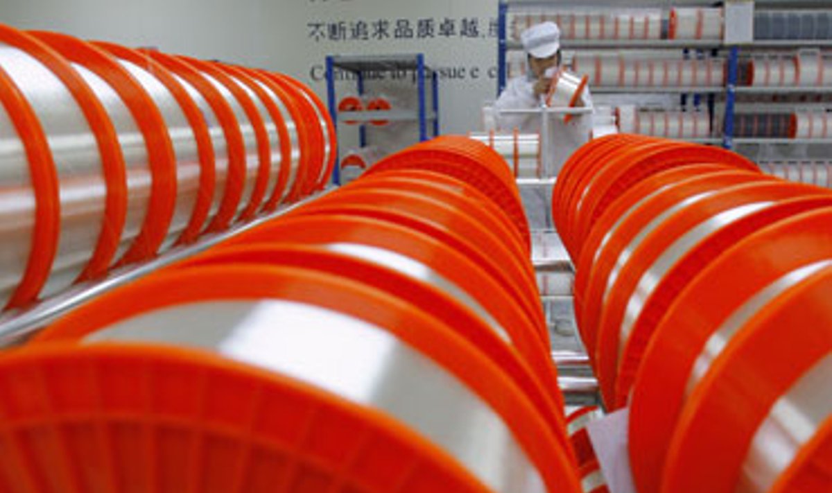 Darbuotojas dirba optinio pluošto kabelių gamykloje Nandžinge (Kinija).