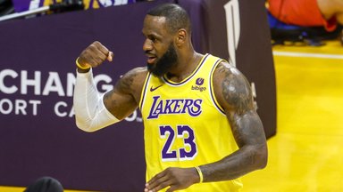Kontraktą su „Lakers“ pasirašęs Jamesas išpildys svajonę žaisti kartu su sūnumi