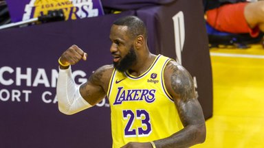 „Warriors“ toliau neranda kelio į pergales namie, „Lakers“ gynėjas pralenkė Bryantą