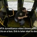 Nufilmuotas policijos susišaudymas su įtariamuoju autobuse