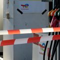 Prancūzijoje toliau streikuojant naftos perdirbėjams, degalinėse trūksta benzino