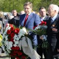 Rygos meras kartu su Rusijos ambasadoriumi padėjo gėlių prie Pergalės paminklo