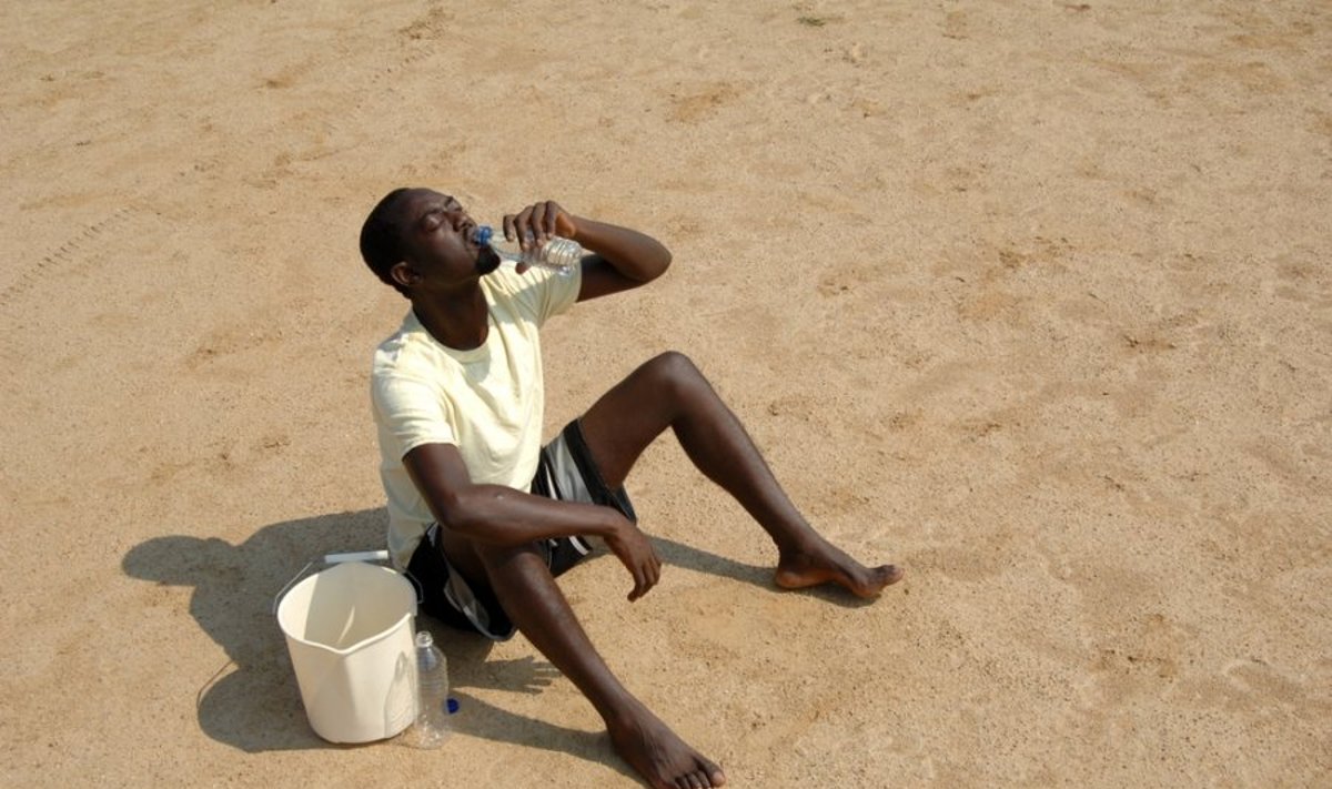 Pasaulio organizacijų duomenimis, kai kuriose šalyse žmonės per dieną gauna tiek vandens, kiek sunaudojame vienąkart nusiprausdami duše