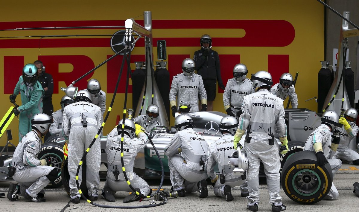 Nico Rosbergas ir "Mercedes" komandos mechanikai