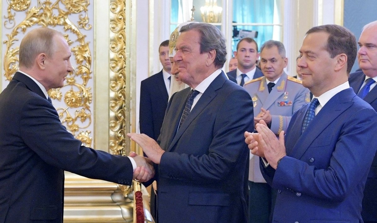Gerhardas Schröderis, Vladimiras Putinas, Dmitrijus Medvedevas