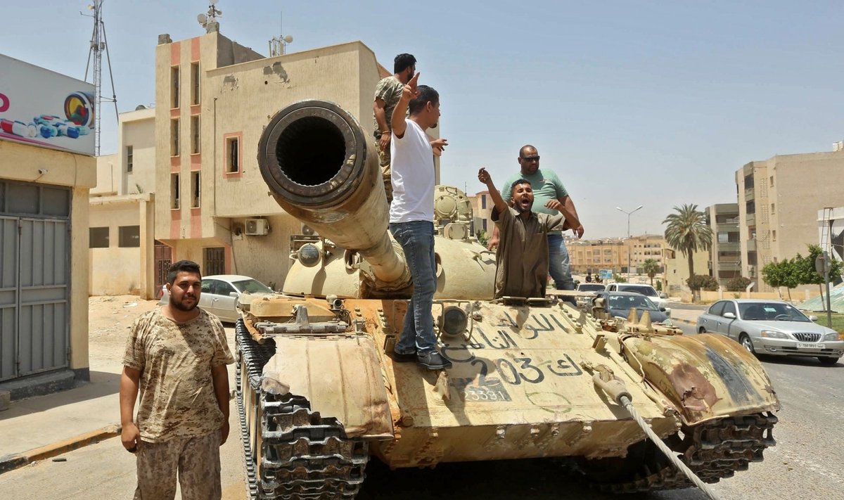  Nacionalinei santarvės vyriausybei ištikimi kariai švenčia pergalę prieš Khalifa Haftaro pajėgas Tarhunoje