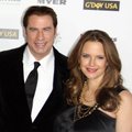 Homoseksualumu kaltinamas J.Travolta su žmona Paryžiuje švenčia 21-ąsias vedybų metines