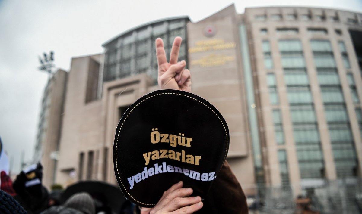 Protestas Stambule, raginant išlaisvinti rašytoją Asli Erdogan