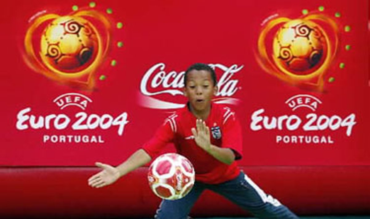 Berniukas "Coca Colos" organizuotame turnyre Londone Europos futbolo čempionatui pažymėti.