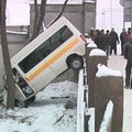 Kaune maršrutinis mikroautobusas pralaužė tvorą ir trenkėsi į sieną