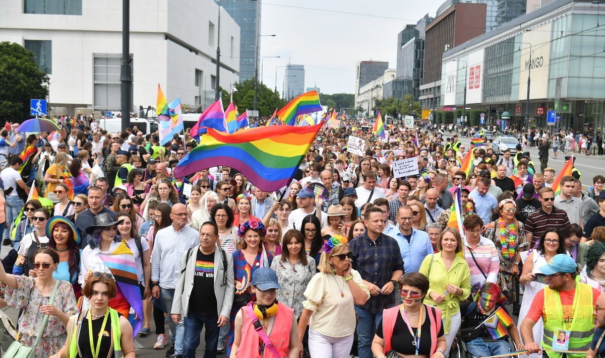 Dešimtys tūkstančių žmonių šeštadienį Varšuvoje dalyvavo LGBTQ eitynėse
