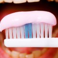 Į ką atkreipti dėmesį renkantis dantų pastą ir skalavimo skystį: vienos medžiagos reikėtų vengti
